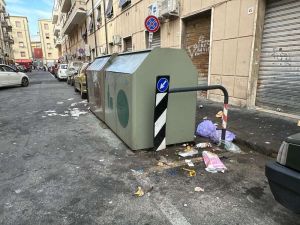 Cassonetti e cestini indicatori di aree dove lasciare i rifiuti sul marciapiede