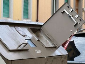 Cassonetti e cestini indicatori di aree dove lasciare i rifiuti sul marciapiede