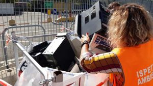 Computer e stampanti abbandonate a ridosso del Mercato Centrale, individuato l'autore dello scempio