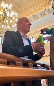 Consegnato al sindaco l'olio No Cubone, Salvetti Il primo di una lunga serie, gli olivi saranno spostati