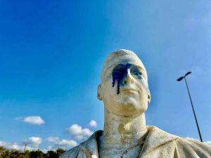 "Da marinaio a pirata": deturpata ancora la statua sul lungomare