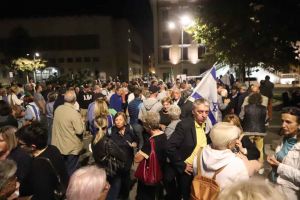 "Solo a Livorno non è esposta la bandiera di Israele, c'è quella della pace, è una vergogna. Volevamo il sindaco qua" - la protesta