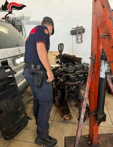 Individuata officina abusiva a Collesalvetti, irregolarità anche nello smaltimento di rifiuti speciali