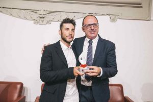 Premiato a Firenze con le “Ali del Pegaso” il ciclista elbano Simone Velasco