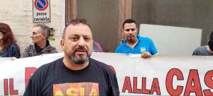 "Reddito contro rendita", manifestazione Asia Usb davanti agli alloggi Inps in via della Posta