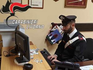 Sorpreso a spacciare fuori da un supermercato in Corea, arrestato 26enne