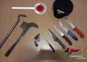 Pistola e armi bianche in auto, denunciato un 68enne