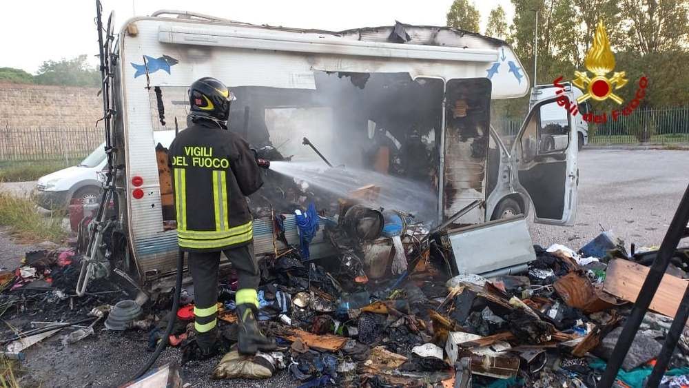 Camper a fuoco in via Passaponti