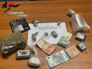 Tentano di disfarsi della droga nel bagno, sequestrati quasi 900 grammi di stupefacente. Arrestati due tunisini