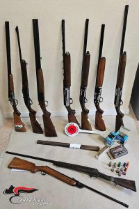 Arsenale dentro la roulotte, sequestrati 9 fucili e munizioni a un 70enne