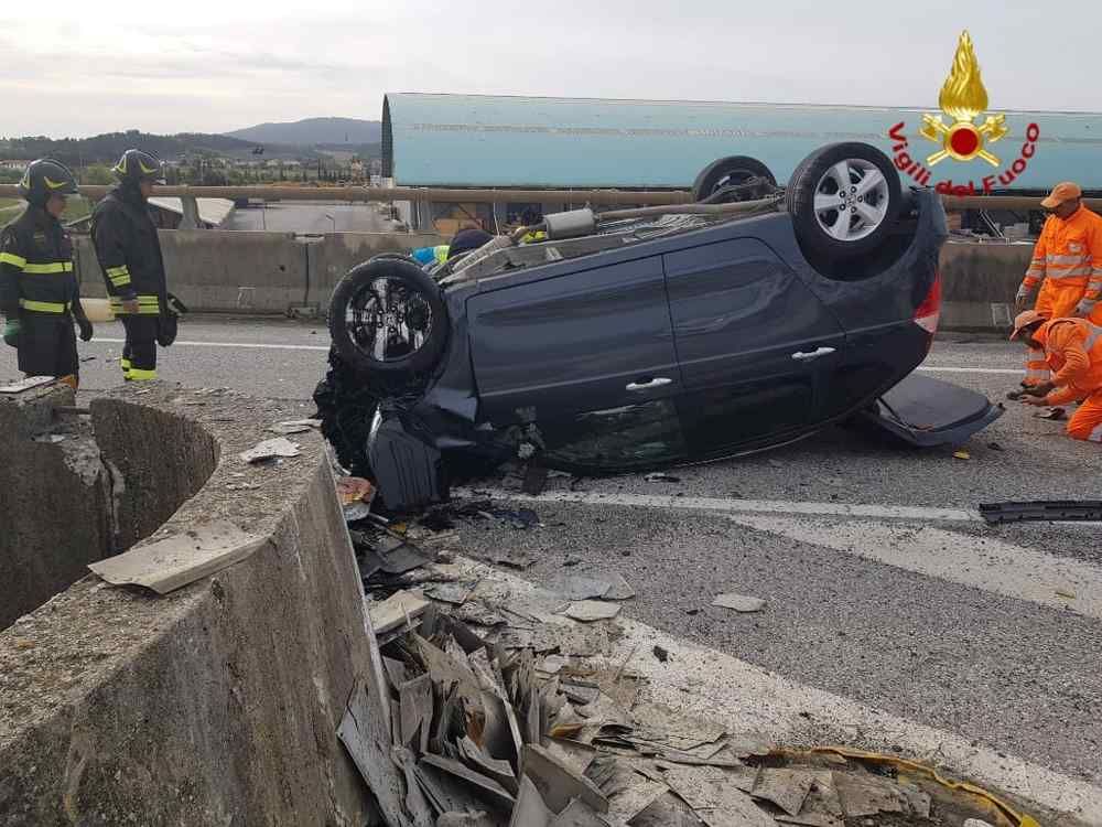 Auto si ribalta sulla FiPiLi a Guasticce