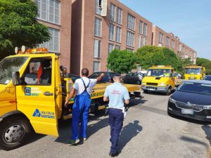 Via Amendola rimosse 5 auto e un ciclomotore senza assicurazione