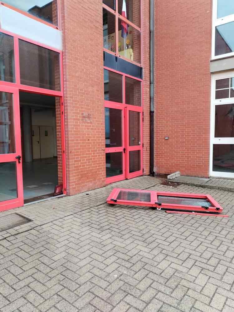 Tromba d'aria sulla scuola a Banditella, le immagini dei danni