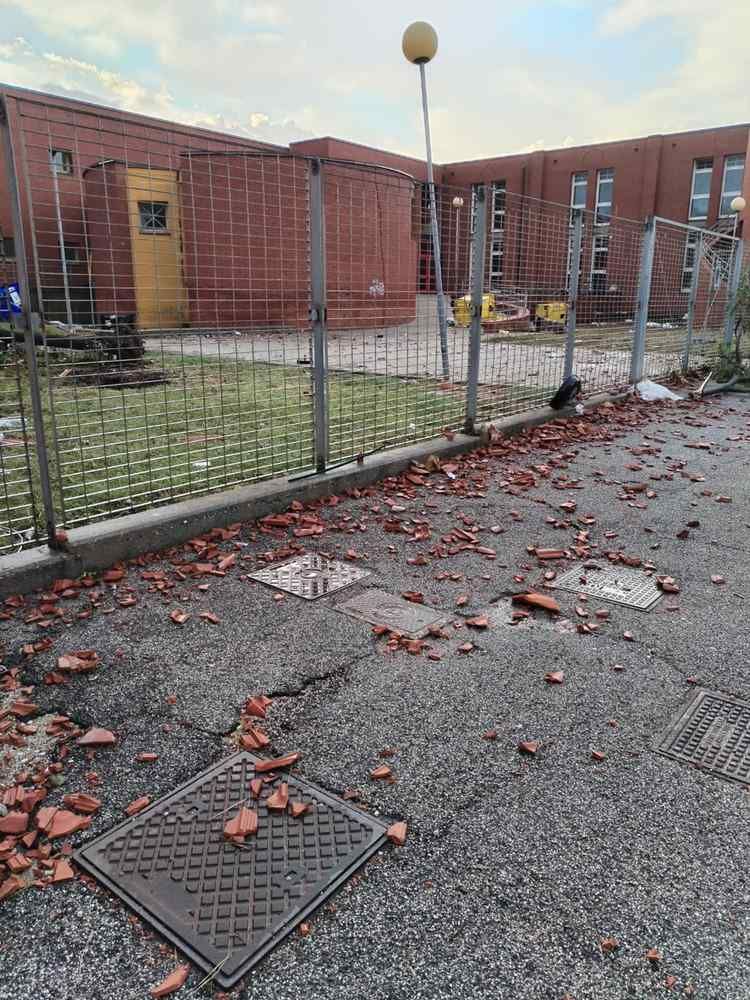 Tromba d'aria sulla scuola a Banditella, le immagini dei danni