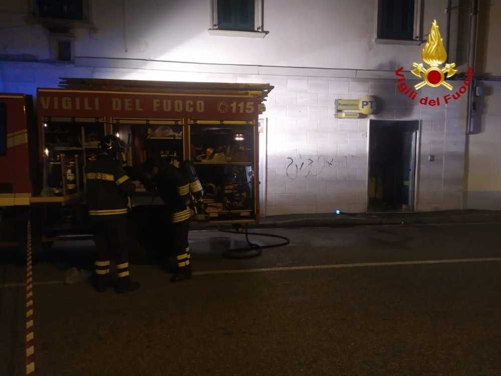 A fuoco l'ufficio postale di Antignano, evacuati appartamenti sovrastanti