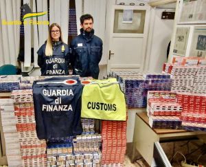 Gdf e Adm sequestrano 66 chili di sigarette in porto