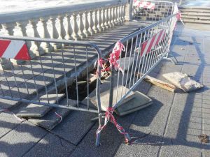 I danni della mareggiata alla Terrazza Mascagni, la voragine e le altre ferite (video)