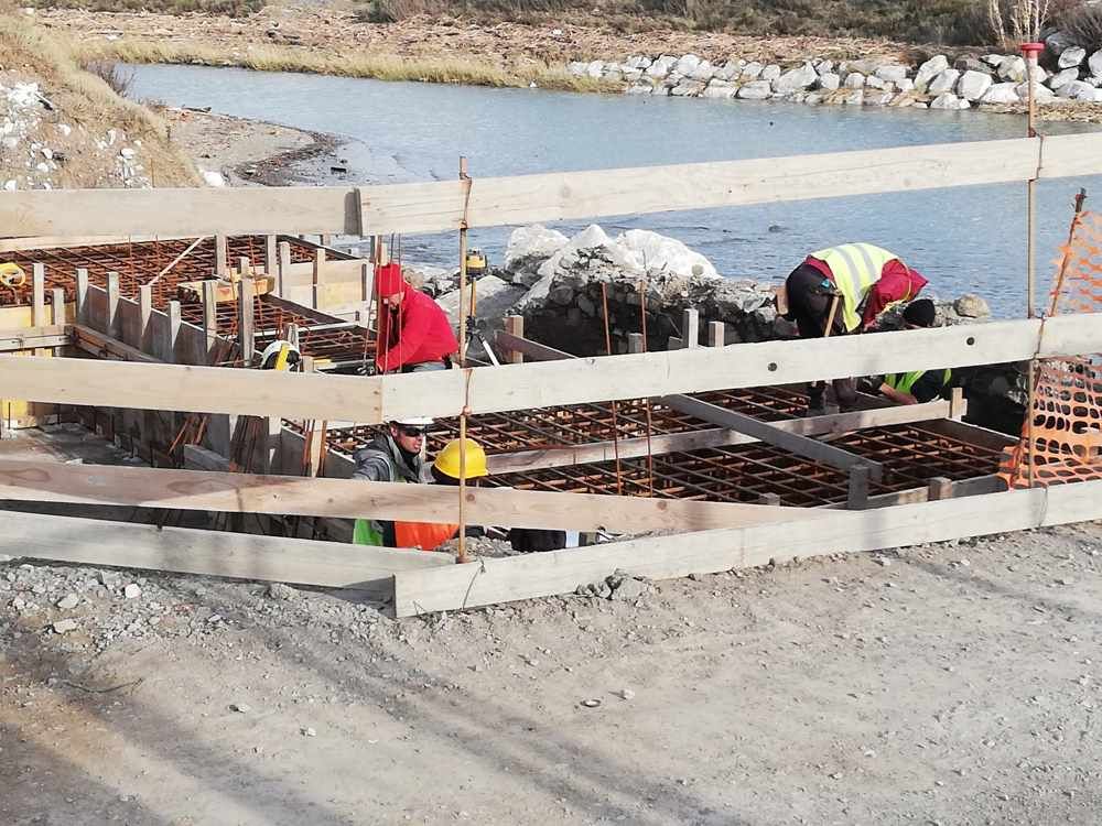 Il ponte provvisorio ai Tre Ponti sta prendendo forma