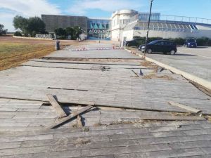 Una nuova passerella verso l'acquario, ma "grazie alla mareggiata"