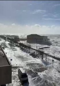 Maltempo Il mare sul viale Italia ripreso dall'alto (Video)