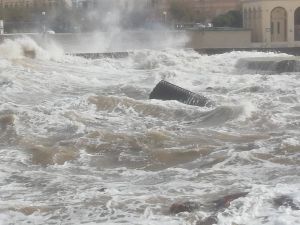 Maltempo Livorno; Grosso tubo stradale in platica in balia delle onde (Video)