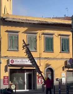 Maltempo Livorno Porzione di tetto balla e poi vola in diretta, il video virale che gira su whatsapp