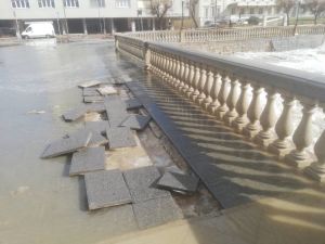 Maltempo Livorno, spalletta e pavimentazione divelta alla Terrazza (Video)