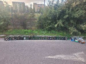 Mister Green e Nina raccolgono 104 bottiglie di birra abbandonate nel parcheggio di via di Salviano