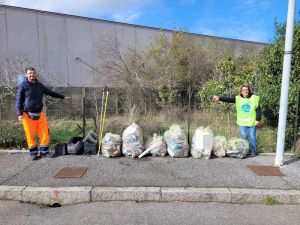 Mr Green e Antonella ripuliscono il fosso di via Boccherini, raccolti 37 chili di rifiuti