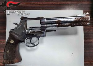 Nugola, trovata pistola rubata con tre colpi in canna, era nel verde adiacente il centro abitato