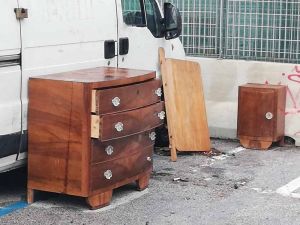 Parcheggio ex Atl deposito di spazzatura e mobili abbandonati