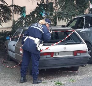 Rimossi veicoli abbandonati nei cortili Casalp In via Ademollo, via Bezzecca , via Giordano Bruno
