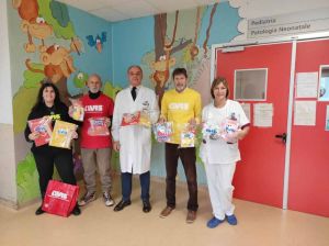 Festività Natalizie 2023, sono di Avis Livorno i primi regali per i bambini della Pediatria di Livorno