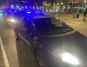 Tunisino in stato di alterazione brandisce un bastone, denunciato