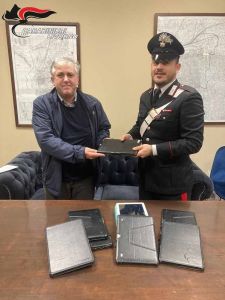 Livorno, 9 tablet "tornano a scuola" grazie ai carabinieri