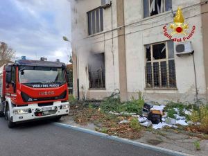 Incendio in un deposito in disuso delle Ferrovie, fiamme domate