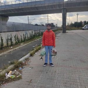 Lezioni di vita, ragazzo autistico raccoglie i rifiuti degli incivili