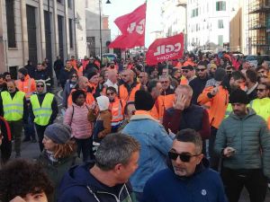 Sciopero, i cori: "Salvini, Meloni fuori dai co.....i, liberi quando vogliamo, in piazza quando ci pare, Salvini va a fa..."