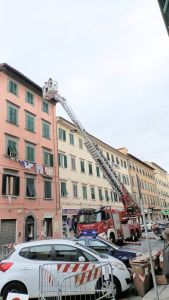 Problemi al tetto di un palazzo in via Garibaldi, chiusa al traffico una parte della strada
