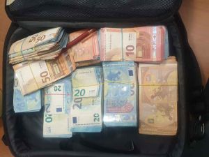 47mila euro e pistola in auto, denunciati in stato di liberà 3 stranieri e una italiana