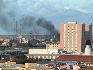 A fuoco roulotte in via Masi, il fumo nero visto da Salviano (Video)