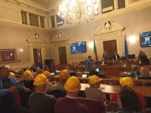 Caschi gialli in consiglio comunale