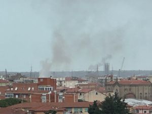 Denso fumo bianco in aria, incendio in un piazzale edile (Video)