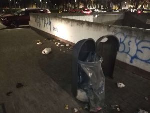 Disseminare i rifiuti dei cestini, in piazza Attias un nuovo divertimento