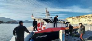 Elba Babbo Natale arriva in motovedetta e porta i regali a Pediatria