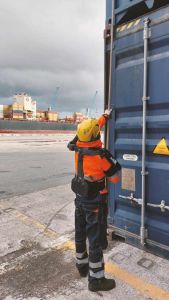 Esoscheletri anti-fatica sperimentati in porto, studio pilota a Livorno