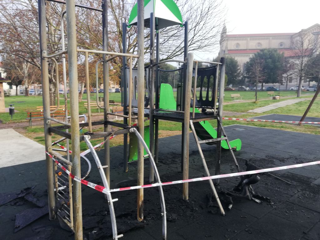 Parco Masini, i giochi dei bambini bruciati