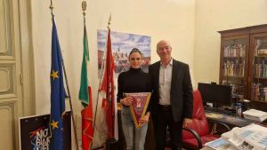 Il sindaco Luca Salvetti ha premiato Carlotta Grassi, vice campionessa mondiale di tessuti aerei