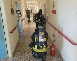 Incendio a Villa Serena con due feriti ed evacuazione, esercitazione interforze (foto)