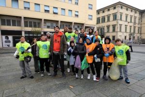 Mr Green accolto con mille domande dagli alunni delle Borsi, poi la raccolta delle cicche